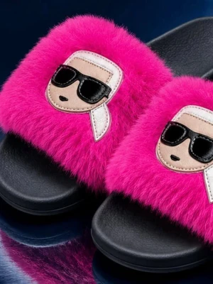 Karl Lagerfeld Tofflor Rosa EUR 39 - Säljer ett par karl Lagerfeld Tofflor Rosa EUR 39 . På ovandelen finns ett broderat ansiktsmotiv med solglasögon och vit scarf. Snygg och lekfull design som sticker ut och passar perfekt för dig som gillar färg och statement-detaljer.