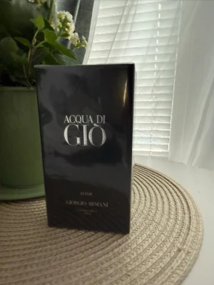 Acqua di Giò EdP från Giorgio Armani - Acqua di Giò EdP från Giorgio Armani i en stilren svart kartong med silverfärgad text. Förpackningen är rektangulär och har en exklusiv känsla, perfekt för dig som gillar klassiska och fräscha dofter.