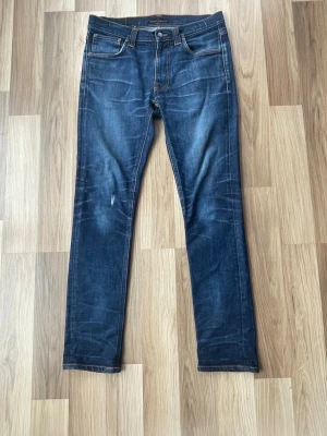 Nudie dry 16 dips lean dean - Säljer dessa lean dean dry 16 dips med sjuka whiskers och honeycombs. Även ett litet diskret ”hål” på höger knä som ger lite extra vintage vibe Hör av dig om du har frågor om mått eller mer bilder!
