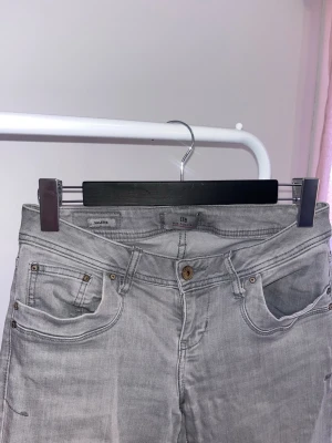 LTB bootcut jeans - Säljer nu mina bootcut jeans från Ltb i modellen ”valerie” då de inte kommer till användning. Storlek: W28, L34. Midjemått 38 cm, innerbenslängd 82 cm. Stretchiga i materialet. Lite slitage längst ner på högra benet (se bild 7), men i övrigt superbra skick💞bara att höra av sig vid funderingar
