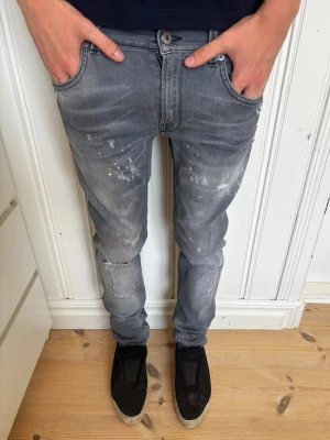 Dondup Jeans  - Grå slitna Dondup jeans - Modell roddy/Superskinny - Storlek W31 - Skick 9/10 - hör av dig vid minsta fundering!