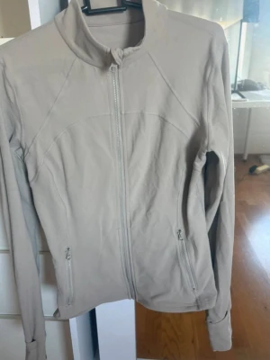 Beige träningsjacka med dragkedja - Snygg beige träningsjacka som jag köpte på Vinted. Storleken står inte men skulle gissa M ☺️ 