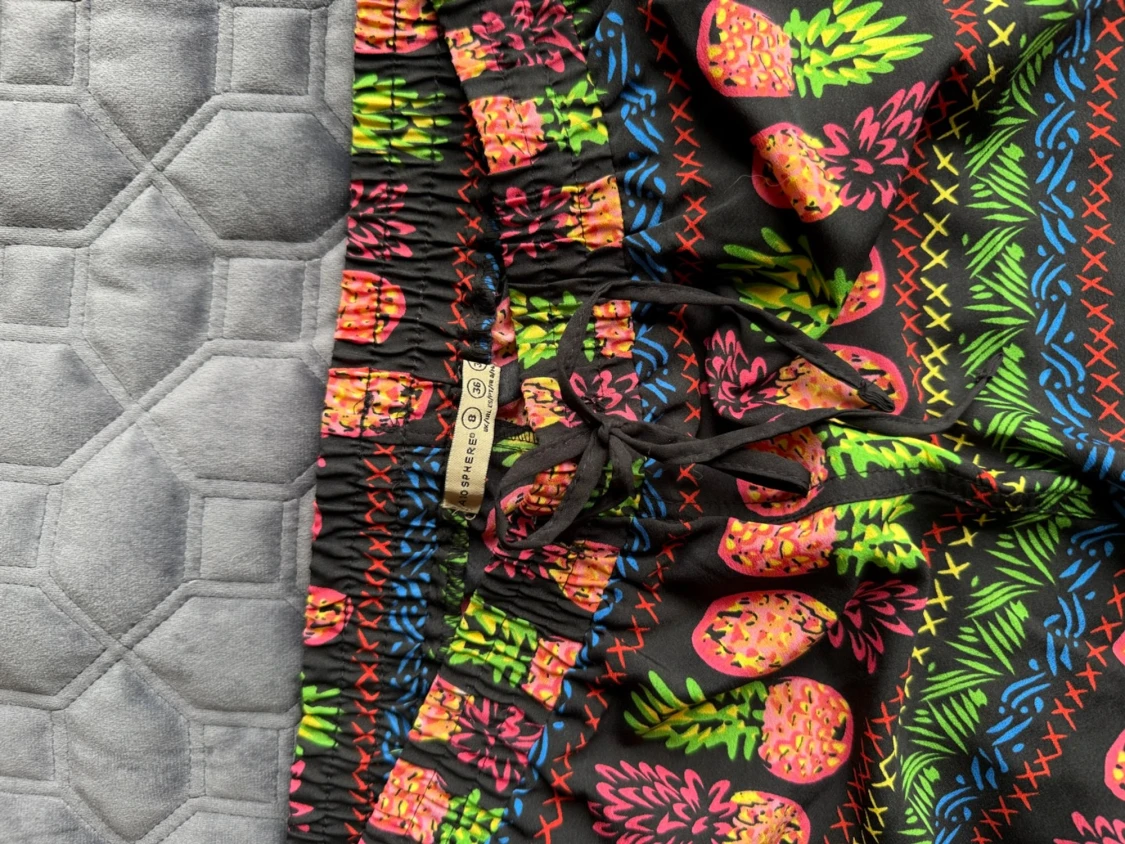 Färgglada shorts med ananasmönster - 1