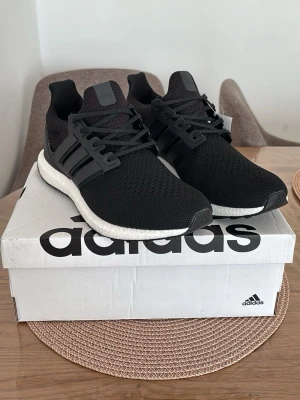 Adidas Ultraboost 1.0 - Adidas Ultraboost 1.0, Skick: 10/10 – helt oanvända, kommer med originalbox. Vid frågor eller intresse, skicka gärna ett DM.