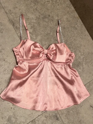 NY Rosa satin pyjamaslinne  - Supersött pyjamaslinne i rosa satin med  rosett framtill, den är aldrig använd eller provad pga storlek, köptes NY från Newyorker 🌸