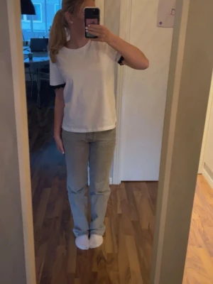 Low waist raka jeans - Säljer ett par  jeans med rak passform och klassisk midja. Jeansen har en enkel, tidlös look utan slitningar eller dekorationer. Perfekta till vardags och passar till det mesta. Materialet är troligtvis bomull med lite stretch.