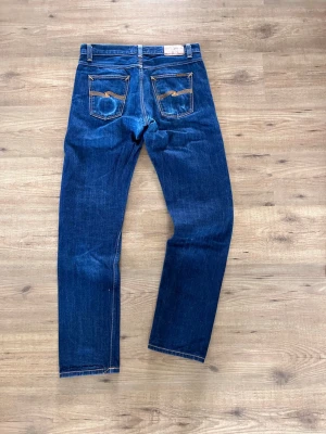 Nudie jeans selvage gritty Jackson - 32 36 passar även 32 34 - Selvage jeans från nudie. Rikigt snygg modell och de ha börjat få fade.                           Inga defekter. Fråga mig om mått eller något annat!  Passar även 32 34. Längd ca 112 cm
