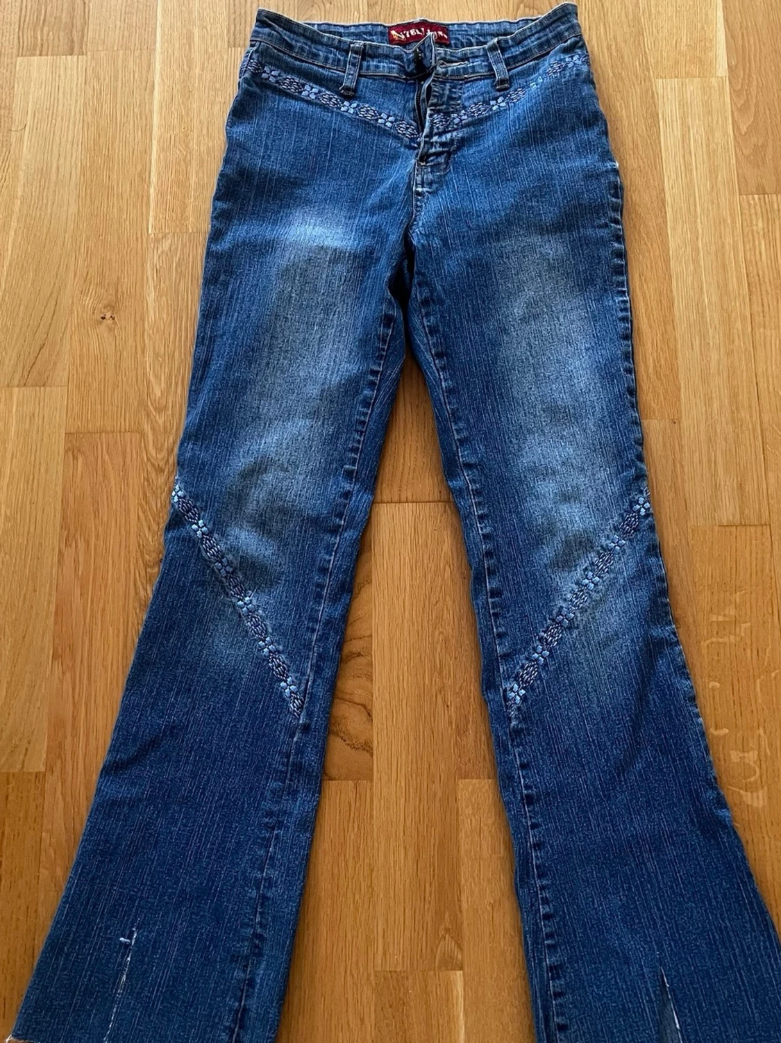 Blå bootcut jeans med brodyr