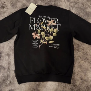 Les Deux Flower Market Sweatshirt, helt oanvänd - Köpt från Johnells under rea, så inget öppet köp. Helt oanvänd, prislappen är kvar, nypris är 1400 kr.