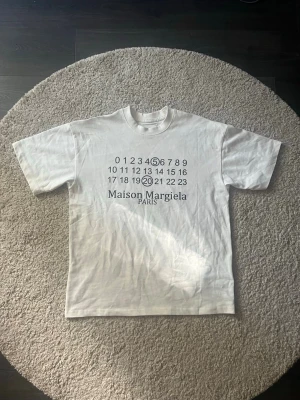 Maison Margiela T-Shirt - Maison Margiela T-Shirt i storlek M. Sitter väldigt bredaxlad och är i perfekt skick. 