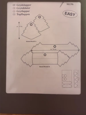 Mönsterark för grytlappar - Säljer ett mönsterark för att sy egna grytlappar i två olika modeller. Mönstret visar tydliga instruktioner och mått för tyg och tillbehör. Perfekt för dig som gillar att skapa egna kökstextilier. Instruktioner på flera språk och enkel svårighetsgrad.