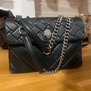 Kurt Geiger Kensington bag - Säljer min älskade Kurt Geiger kensington väska. Tryck inte på köp nu innan ni har kontaktat mig. Andvänd till och från men har hållits i bra skick. Endast små skavanker på under sidan men inget super synligt. Pris kan diskuteras! 🤍 Skriv till mig för fler bilder eller frågor.