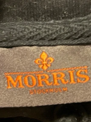Marinblå morris hoodie - Säljer en sjukt fet morris hoodie, modellen heter brandon lily hood och är köpt för 1500kr. Den är knappt använd och säljer den för den är lite för liten för mig. Skriv om du har några frågor🙌🙌