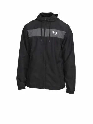 Svart vindjacka från Under Armour - Snygg svart vindjacka från Under Armour med grått bröstparti och logga. Jackan har huva med dragsko, hel dragkedja framtill och elastiska muddar vid ärmsluten. Perfekt för blåsiga dagar och sportiga outfits. Nypris över 1200kr