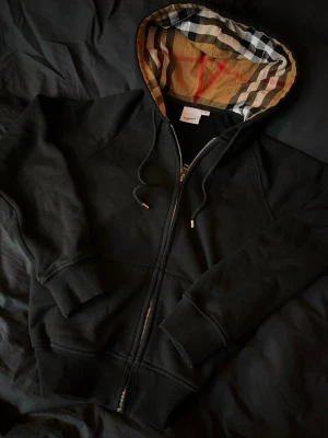 Burberry Hoodie Zip - Storlek L, men passar som M. Legat dom senaste två åren så säljes då den ej användes.