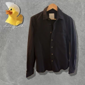 Mörkblå långärmad skjorta - Säljer denna overshirt från Mango i storlek XS, sitter däremot snarare som en S. Ni kan jämföra era overshirts med mina mått, men borde passa folk runt 170-185cm(?) Mått: Axel till Axel: 78cm Armhåla till Armhåla: 86cm Längd: 98cm Skriv vid funderingar! 