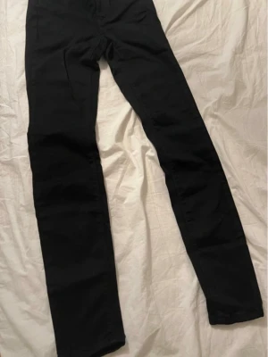 Svarta skinny jeans  - Säljer ett par svarta skinny jeans. Jeansen har en klassisk femficksmodell och är tillverkade i stretchigt material för en bekväm passform. 