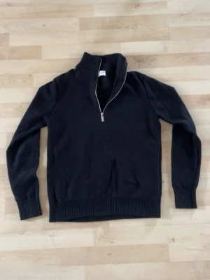 Stickad svart halvzip  - En stickad tröja från selected homme med kvarts dragkedja. Använd fåtal gånger i mycket bra skick🤩🤩