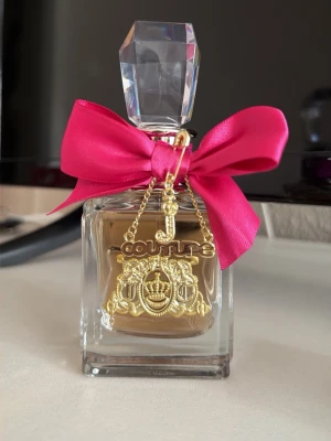 Juicy Couture Viva La Juicy parfym - Juicy Couture Viva La Juicy - Eau de Parfym 50 ml. Ny öppnad parfyn, förpackningen finns tyvärr ej med. 