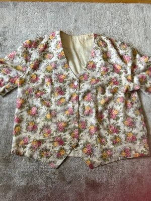 Blommig vintage blus - Köpt på Beyond retro i Stockholm! Oklar storlek men passar mig som brukar vara en S!