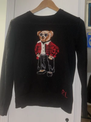 Ralph Lauren Polo Bear tröja - Stickad svart polo bear i nästan ny skick