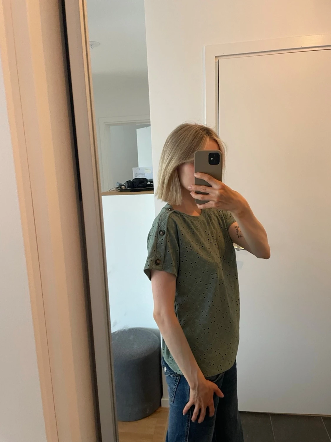 Grön kortärmad blus med hålmönster - 1