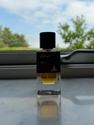 Paris Corner Rifaaqat Adorn EDP - Säljer min Unisex parfym från Paris Corner. Då den inte faller mig i smaken. Påminner om YSL Tuxedo. ENDAST sprutad 2 gånger! Så i princip helt ny och oanvänd. Notesen finns på bild 4! Box följer med vid köp.