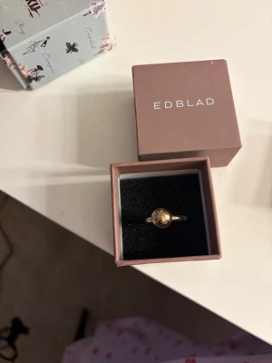 Edblad ring  - Ring från Edblad. Svårt att se storleken, men är i M eftersom att jag har M. På sista bilden ser man att den är från Edblad 💗 säljes då jag har bytt till silver.  (Säljer endast via min plick Signe99, då jag tyvärr inte längre kan ta ut pengar från vinted 🙃) postar snabbt och är öppen för prisförslag❤️ ingår box såklart!