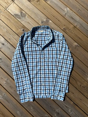 Hollister skjorta ~ Vintage  - Säljer denna Hollister skjorta i mycket bra skick och som är Vintage så därmed väldigt eftertraktad. Storlek L. Passar perfekt för dig som är mellan 175-182! Hör av er vid frågor eller minsta fundering 🙌  Längd: 71 cm  Bred: 52 cm  Ärm: 69 cm