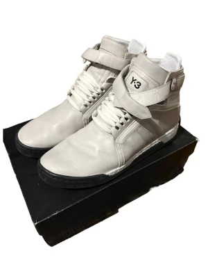 Y-3 Yohji Yamamoto x Adidas skor - Y3 skor i storlek 11.5, står på ettiketten att det är storlek 46 men jag skulle säga att de passar mer som en 44.5-45, har lite större än 44 och de passar bra. 45-46 borde också passa. Mycket bra skick