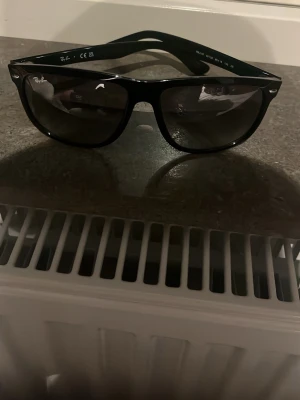 Svarta Ray-Ban solglasögon - Säljer mina ray band boyfriend, nästan helt nya.          Hör gärna av dig vid mer frågor☺️