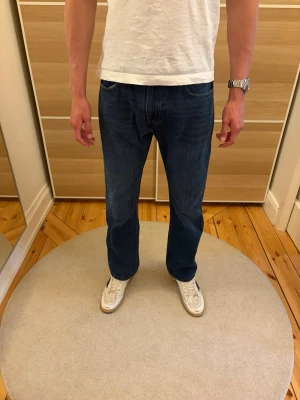 Levis 517 bootcut jeans - Levis bootcut jeans i modellen 517. De är i storlek W32 L32, men sitter mer som W31. De är i mycket bra skick med inga tecken på användning. Hör av dig vid frågor eller funderingar.  Midjemått: 40 cm Längd ytterben: 106cm