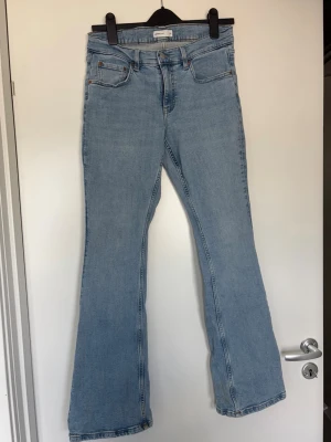Bootcut jeans - Använda men fortfarande fina. De har några fläckar i bensluten (se bild), men ingenting som märks vid användning.