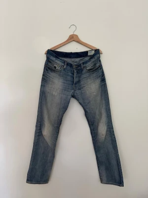 G-Star 3301 jeans - Säljer ett par mörkblå G-Star 3301 jeans. Klassisk modell med rak passform och lätt tvättad denim som ger en snygg vintagekänsla. Tidlös design som passar till både vardag och mer uppklädda tillfällen. Fint begagnat skick.