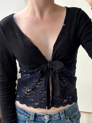 Fest spets knyt topp svart mörkblå  - Svart och mörkblå spelstopp med knyte. Väldigt vacker, passar s-xs. Handsydd, skriv för mått elr andra frågor! Pris kan diskuteras🌺 Sociala medier: Melioraofficials 