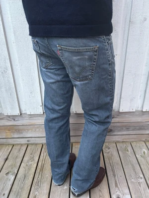 *Straight/Bootcut* Levi’s 506  - Ett par extremt snygga Levi’s jeans med en trevlig wash! Modellen kallas 506 och är rak med en gnutta bootcut! Storlek 32/32, utgå från måtten på sista bilden! Hör av dig vid frågor! 