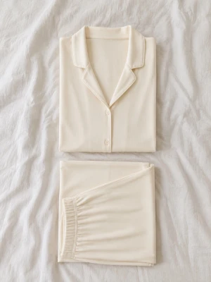 Krämvit pyjamas med skjortkrage H&M XS oversized slutsåld  - Supermjuk och stilren pyjamas i krämvit färg med klassisk skjortkrage och knappar framtill. Setet består av långärmad överdel och byxa med resår i midjan. Skickar snabbt! 