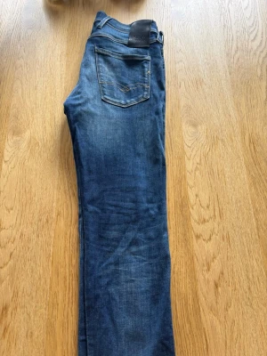 Blåa Anbass replay jeans - Hej, Säljer mina Replay jeans som blivit för små. Modellen är Anbass som är en väldigt eftertraktad modell av Replay. Priset är inte hugget i sten och kan diskuteras.😊. Storlek 28/32