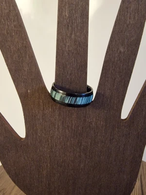 Ring agatmönstrad grön - Ring agatmönstrad. 20.60 mm diameter. Titan rostfritt 304L stål. Hypoallergena. Bleks ej. Icke oxiderade. Repbeständiga. Storlek 11.