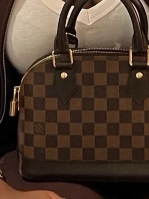 Handbag/ Handväska - Säljer denna fina väska, perfekt för fina middagar eller stan.