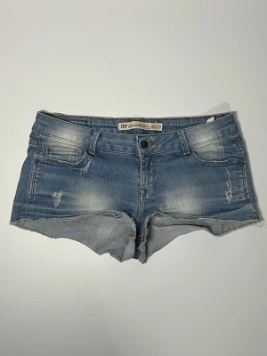 Lågmidjade jeansshorts - 👕 Plagg: Jeansshorts                                                          📏 Storlek: 38, midjemått 39 cm                                                                                                            ✨ Skick: Fint skick                                                        💬 Vid frågor är det bara att skriva!                                                                                          🛍️ Gramenti