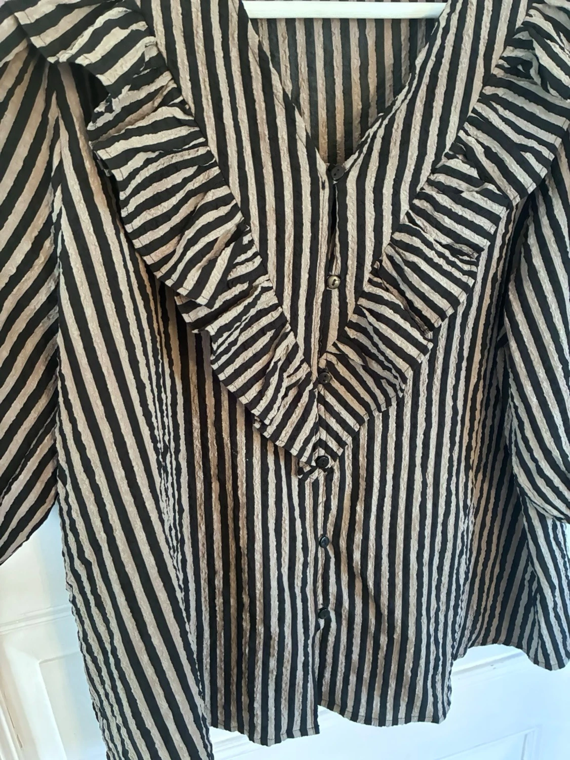 Randig blus med volang från Isolde - 2