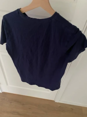 Marinblå GANT t-shirt med tryck - Snygg marinblå t-shirt från GANT, storlek 158-164 cm 
