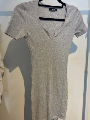 Grå klänning  - En grå klänning från BikBok, storlek XS.