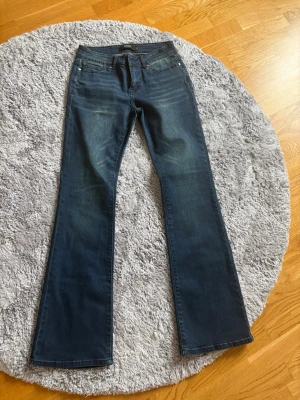 Blå bootcut jeans från black premium - Säljer ett par klassiska blå bootcut jeans. De är helt nya och aldrig använda 