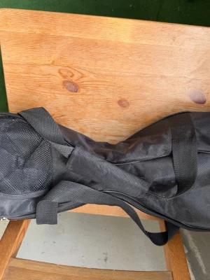 Röd hoverboard med svart väska - Säljer en röd hoverboard med svarta fotplattor och tillhörande svart bärväska. Hoverboarden har en modern design och väskan har handtag för enkel transport. Perfekt för dig som vill ta dig fram smidigt och snyggt. Väldigt bra skick och fungerar precis som vanligt 