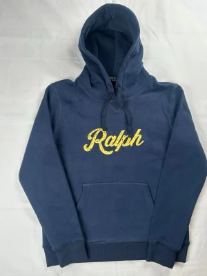 Ralph Lauren hoodie herr, storlek S - Ralph Lauren hoodie, använd ish 3 ggr. Nyskick. Storlek M men är liten i storleken och passar därför som en S. 