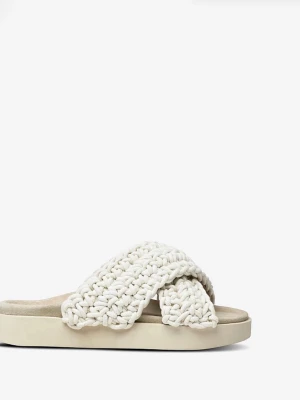 Beige sandaler med flätade band - Säljer mina vita inukki tofflor i mycket bra skick i storlek 38, dem har inte andvänds mycke alls 