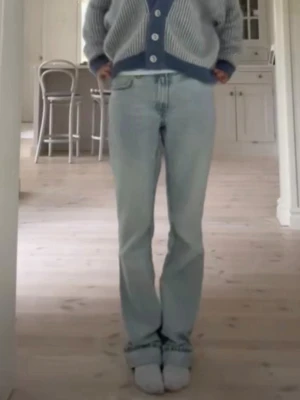 Lågmidjade Zara jeans  - Säljer dessa superfina ljusblå Zara jeans med låg midja som passar till allt! Säljer då de inte passar 💓🌷