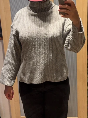 Stickad grå tröja med krage - Grå ribb stickad tröja från newyorker med slit och längre bakdel